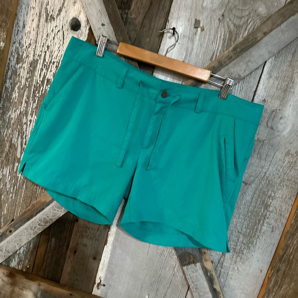 Magellan womens teal green outdoor shorts. size xl.